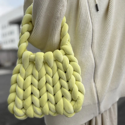 Bolsa de cartero tejida a mano con hilo hilado y núcleo de terciopelo de cristal. - tugranalmacen.com