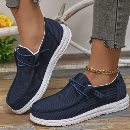 Mocasines de lona azul con punta redonda y suela blanca, estilo casual