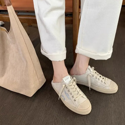Zapatillas viejas de piel de vaca, color beige, estilo retro con cordones