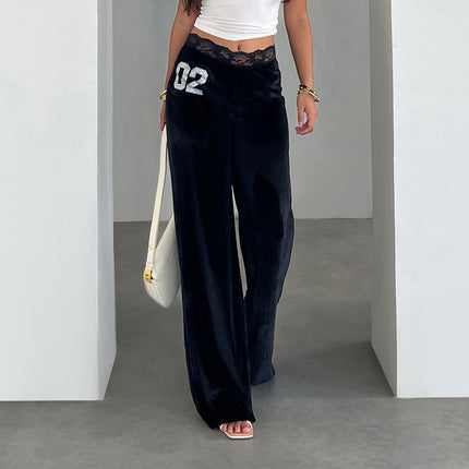 Pantalones negros de terciopelo con encaje y detalles brillantes