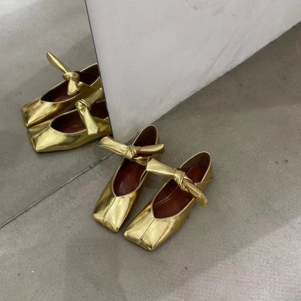Zapatos Mary Jane planos estilo francés dorados de cuero con lazo