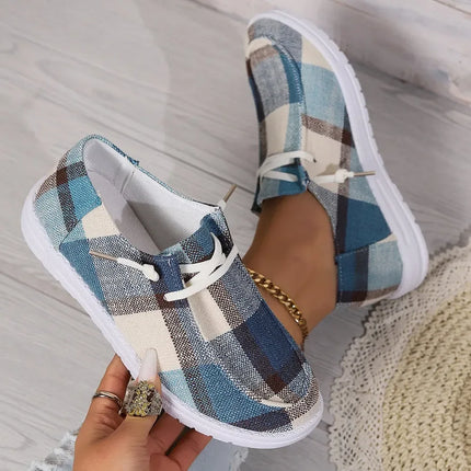 Zapatos planos sin cordones a cuadros azules y blancos de tela con punta redonda