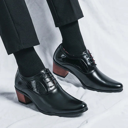 zapatos de vestir de hombre en charol negro con tacón, elegantes y modernos para ocasiones formales. 