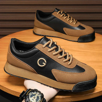 Zapatillas Streetwear Retro Urban marrón y negro con detalles de gamuza y cuero sintético en una mesa.