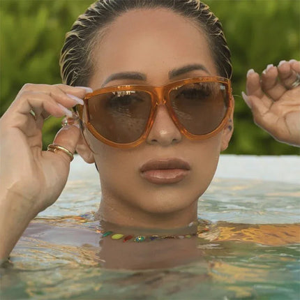 Gafas de sol de ciclismo con montura grande y un toque tecnológico futurista - tugranalmacen.com
