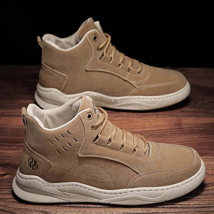 Zapatillas casual de ante para hombre-Comodidad y estilo en color beige sobre una superficie de madera, combinando estilo y confort. 
