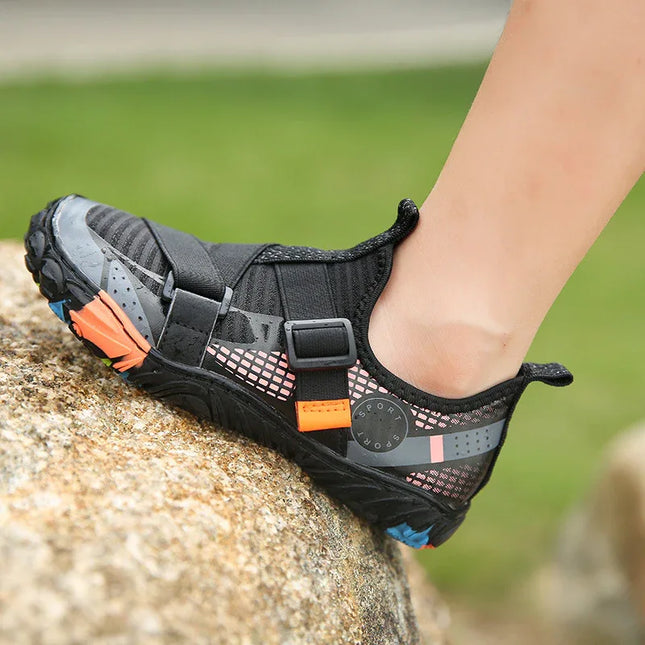 Zapatillas Escarpines unisex negras antideslizantes de malla y goma estilo deportivo