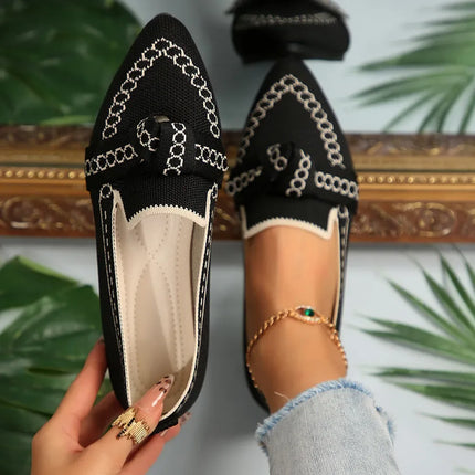Mocasines sencillos y frescos negros de tela con detalles bordados, estilo casual para mujer
