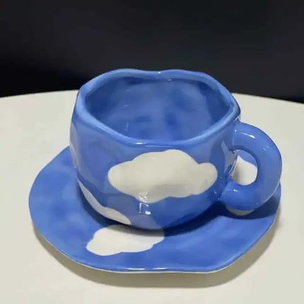 Taza de café con platillo, en cielo azul y nubes blancas pintadas a mano - tugranalmacen.com