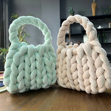 Bolsa de cartero tejida a mano con hilo hilado y núcleo de terciopelo de cristal. - tugranalmacen.com