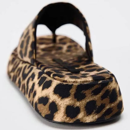 Sandalias Leopard con tira al dedo, estampado animal print, plataforma, estilo casual, material textil