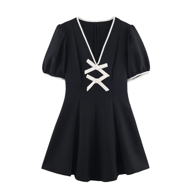 Vestido corto negro con lazo colorido