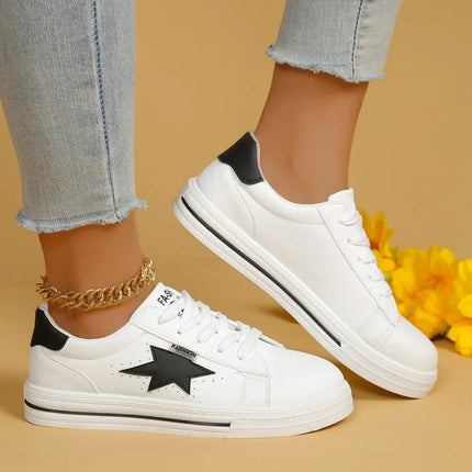 Zapatillas deportivas blancas con cordones, punta redonda, detalle de estrella negra, Star