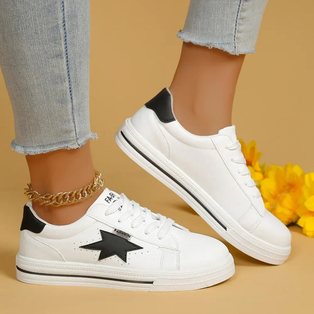 Zapatillas deportivas blancas con cordones, punta redonda, detalle de estrella negra, Star
