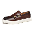 Mocasines marrones con plataforma blanca para hombre en uso