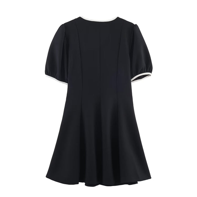 Vestido negro corto con lazo colorido y escote en V
