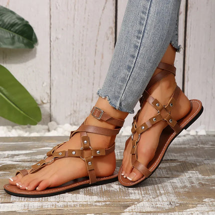 Sandalias planas con tiras marrones y tachuelas, estilo casual, material sintético, sandalias planas con tiras en la punta y 