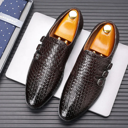 Zapatos de vestir para hombre elegantes con triple hebilla en acabado de textura entrelazada.