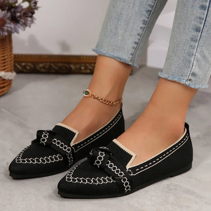 Mocasines sencillos y frescos negros de tela con detalles en cadena para mujer