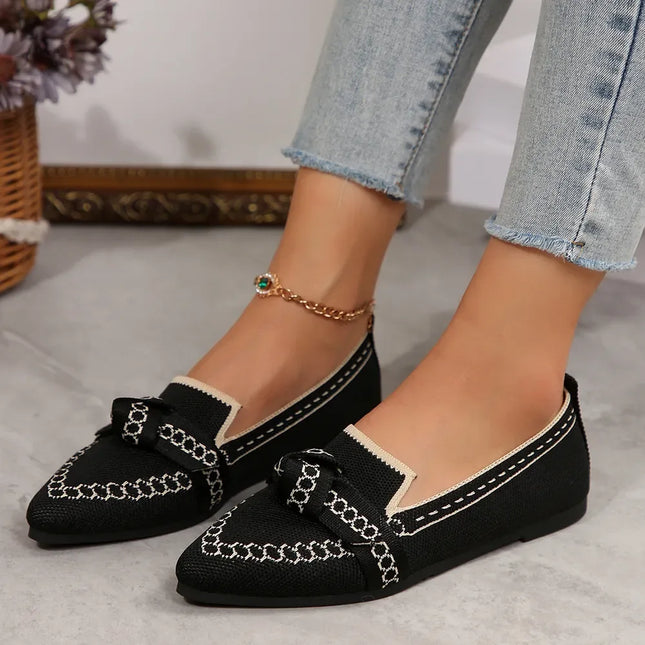 Mocasines sencillos y frescos negros de tela con detalles en cadena para mujer