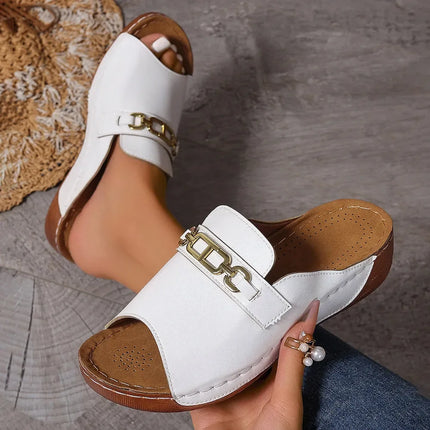 Sandalias Slip-On punta abierta blancas de cuero con adorno metálico y suela marrón estilo casual