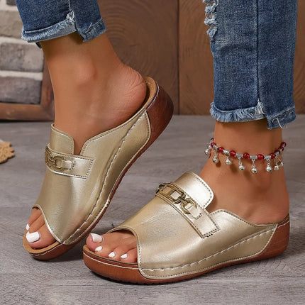 Sandalias Slip-On punta abierta doradas de cuero sintético con detalle de cadena elegante