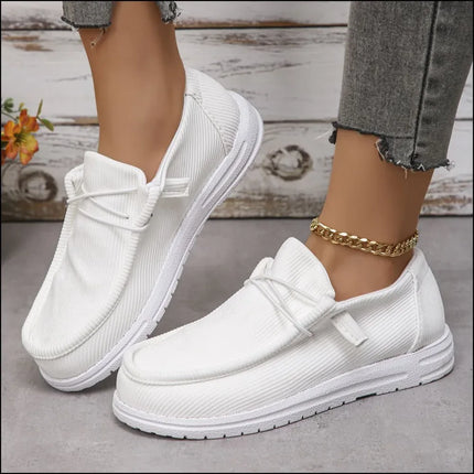 Mocasines de lona con punta redonda blancos, estilo casual, material textil visible