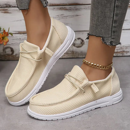 Mocasines de lona con punta redonda beige, estilo casual, suela blanca, ideales para verano