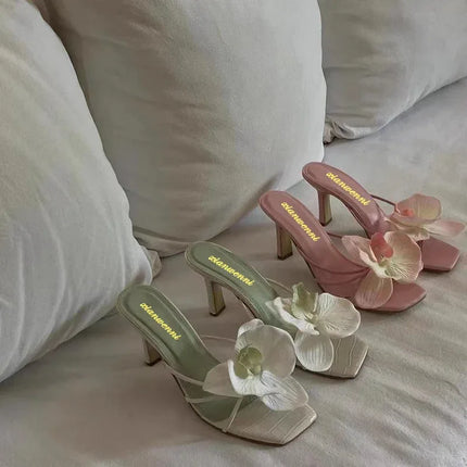 Zapatillas de tacón alto con punta de flor, colores pastel, material satinado, estilo elegante