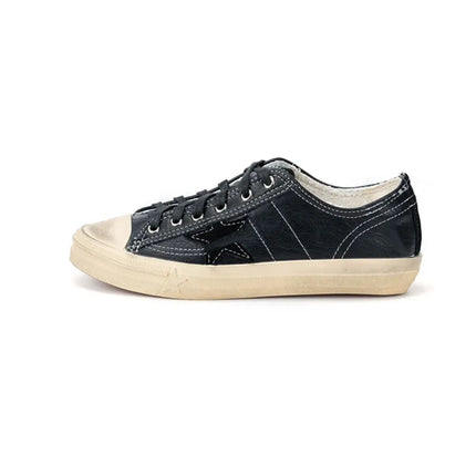 Zapatillas viejas de piel de vaca negras estilo retro con cordones y suela beige