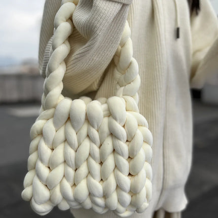 Bolsa de cartero tejida a mano con hilo hilado y núcleo de terciopelo de cristal. - tugranalmacen.com