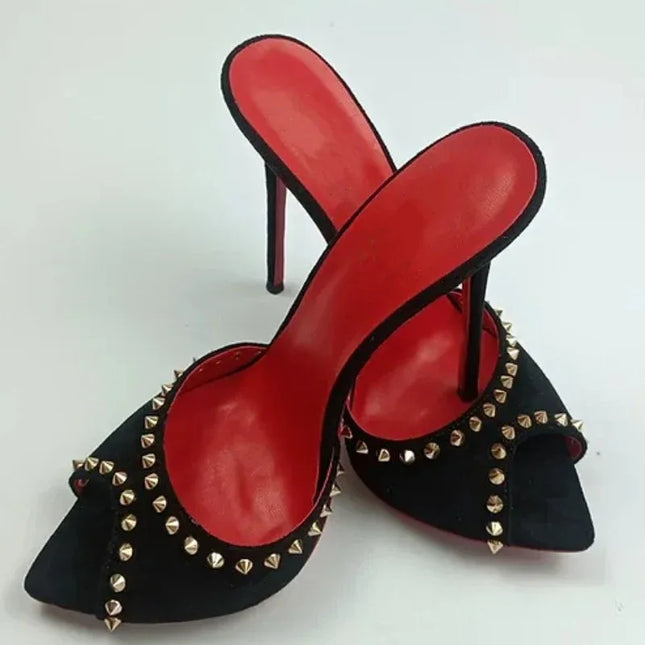 Sandalias de tacón de aguja y boca de pez negras con tachuelas doradas, interior rojo, estilo elegante