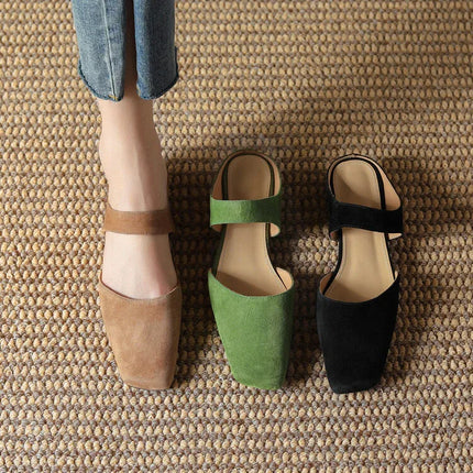 Chanclas planas retro sencillas de versión Müller en ante marrón, verde y negro, estilo minimalista