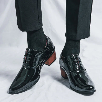 zapatos de vestir de hombre en charol brillante, elegantes y de diseño moderno, perfectos para ocasiones formales. 