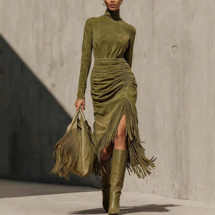 Elegante vestido con flecos de mujer
