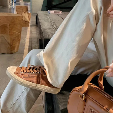 Zapatillas viejas de piel de vaca marrón, estilo retro con cordones, suela beige
