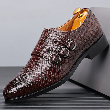 Zapatos de vestir para hombre elegantes con triple hebilla lateral y acabado en textura entrelazada.
