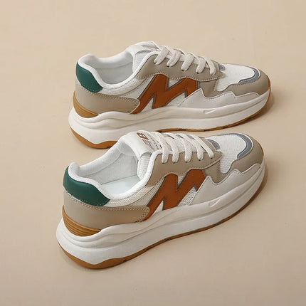 Zapatillas deportivas transpirables de malla con punta, color blanco y beige, estilo casual, detalles en verde y marrón