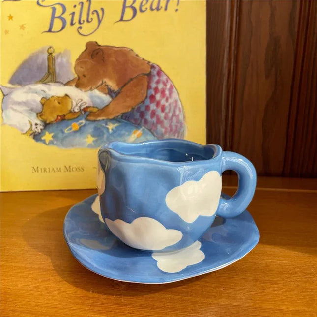Taza de café con platillo, en cielo azul y nubes blancas pintadas a mano - tugranalmacen.com