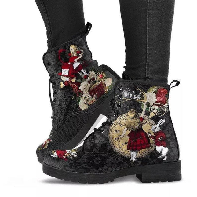 Botas góticas de cuero vegano con estampados punk variados