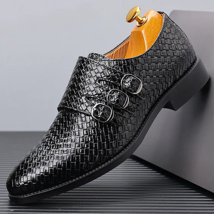 Zapatos de vestir para hombre elegantes con acabado entrelazado y triple hebilla lateral.