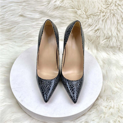 Zapatos de tacón alto con estampado geométrico en charol negro