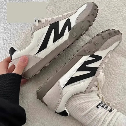 Zapatillas Urban de mujer blancas y grises con punta redonda en contraste, estilo urbano, material sintético