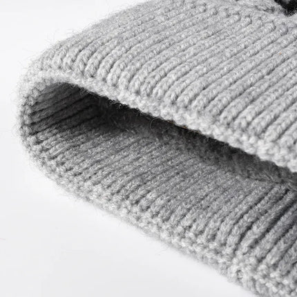 Gorro de punto a rayas en contraste con pompón - tugranalmacen.com