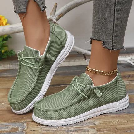 Mocasines de lona verde con punta redonda, estilo casual, suela blanca