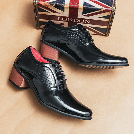 zapatos de vestir de hombre elegantes en charol negro sobre fondo marrón.
