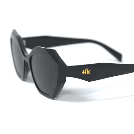 Gafas de sol Hanukeii® Moorea Black / Black con diseño moderno y lentes de alta definición en fondo blanco.