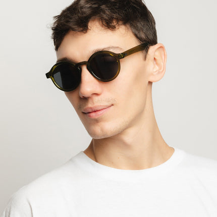Gafas de sol Hanukeii® en color verde y negro con montura ultraligera y lentes de alta definición.