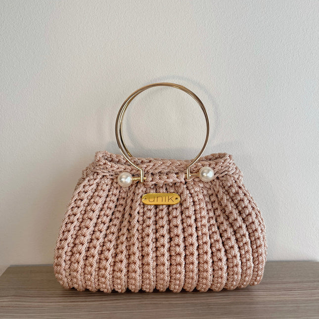 Bolso Perla nàutic elegante tejido a mano con asas doradas y detalles de perlas para ocasiones especiales
