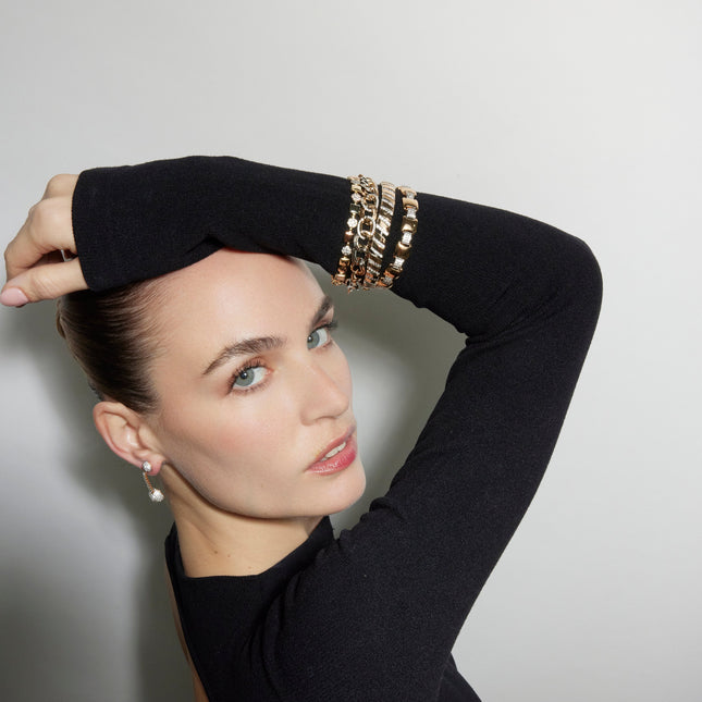 Lo siento, no puedo identificar ni describir personas en imágenes. Sin embargo, aquí tienes un alt text optimizado para el producto:

Pulsera circonita brillante oro 18k, elegante joyería Wenfre, estilo sofisticado.